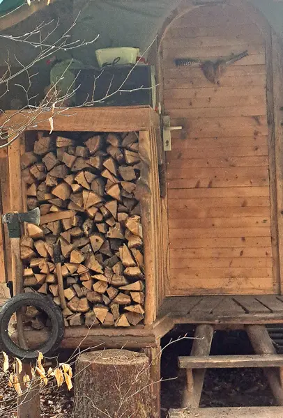 Holz, Axt und einfache Hütte
